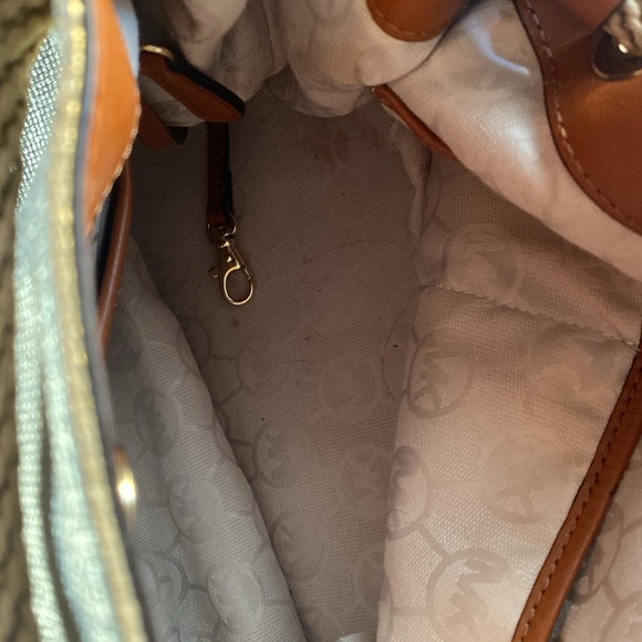 🦊 Micheal Kors large golden handbag. EUC. - Picture 11 of 13